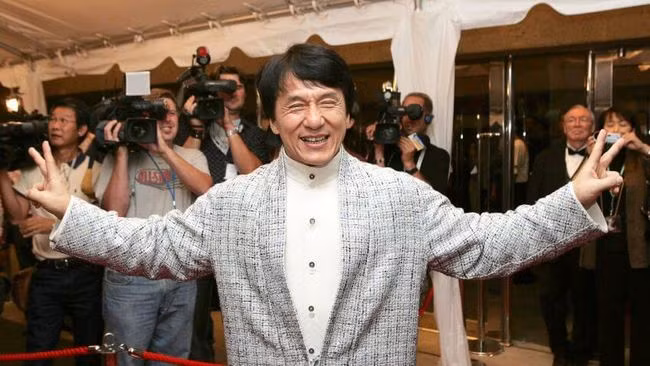 Jackie Chan (Thành Long). Thành Long, người có tài sản ròng trị giá 350 triệu USD (8.100 tỷ đồng), đang lên kế hoạch dành phần lớn số tiền của mình để làm từ thiện thay vì truyền lại cho con trai của mình, Jaycee. Nam diễn viên là Đại sứ thiện chí của UNICEF, các chiến dịch chống lại lạm dụng động vật và là người sáng lập Quỹ từ thiện Jackie Chan, nơi cung cấp học bổng cho giới trẻ Hồng Kông.