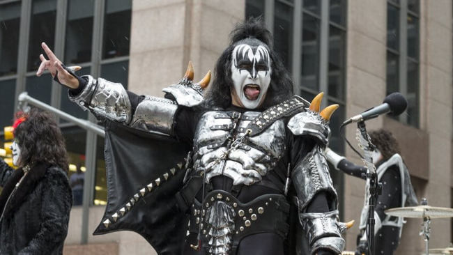 Gene Simmons. Gene Simmons đã vươn lên dẫn đầu thế giới khi kiếm được hơn 300 triệu USD (7.000 tỷ đồng) trong suốt sự nghiệp biểu diễn nghệ thuật của mình. Tuy nhiên, nghệ sĩ nổi tiếng này khẳng định: “Tôi không muốn con cái ở trong mãi 1 chiếc tổ, chúng phải ra khỏi đó và tự xây tổ cho mình. Chúng sẽ tự đi ra ngoài và làm việc kiếm tiền theo cách của chúng”.