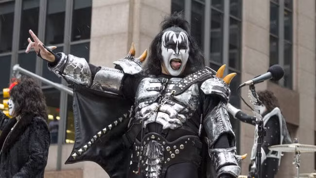 Gene Simmons. Gene Simmons đã vươn lên dẫn đầu thế giới khi kiếm được hơn 300 triệu USD (7.000 tỷ đồng) trong suốt sự nghiệp biểu diễn nghệ thuật của mình. Tuy nhiên, nghệ sĩ nổi tiếng này khẳng định: “Tôi không muốn con cái ở trong mãi 1 chiếc tổ, chúng phải ra khỏi đó và tự xây tổ cho mình. Chúng sẽ tự đi ra ngoài và làm việc kiếm tiền theo cách của chúng”.