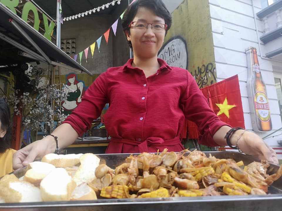 Chị Thảo, người mang món ăn từ Thái Lan về và cũng là quản lý cửa hàng chia sẻ, ý tưởng món ăn này chủ yếu là từ hoài niệm thời chị còn du học bên Thái Lan. Vốn dĩ không thể mỗi lần thèm là bay sang Thái thưởng thức được nên chị quyết tâm mày mò tự nấu món ăn để thưởng thức, rồi biến nó thành một trong những thực đơn đắt khách tại đây.