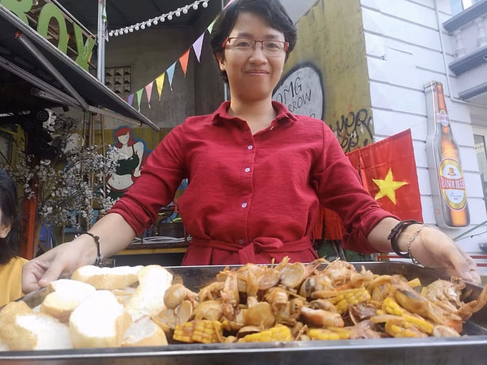 Chị Thảo, người mang món ăn từ Thái Lan về và cũng là quản lý cửa hàng chia sẻ, ý tưởng món ăn này chủ yếu là từ hoài niệm thời chị còn du học bên Thái Lan. Vốn dĩ không thể mỗi lần thèm là bay sang Thái thưởng thức được nên chị quyết tâm mày mò tự nấu món ăn để thưởng thức, rồi biến nó thành một trong những thực đơn đắt khách tại đây.