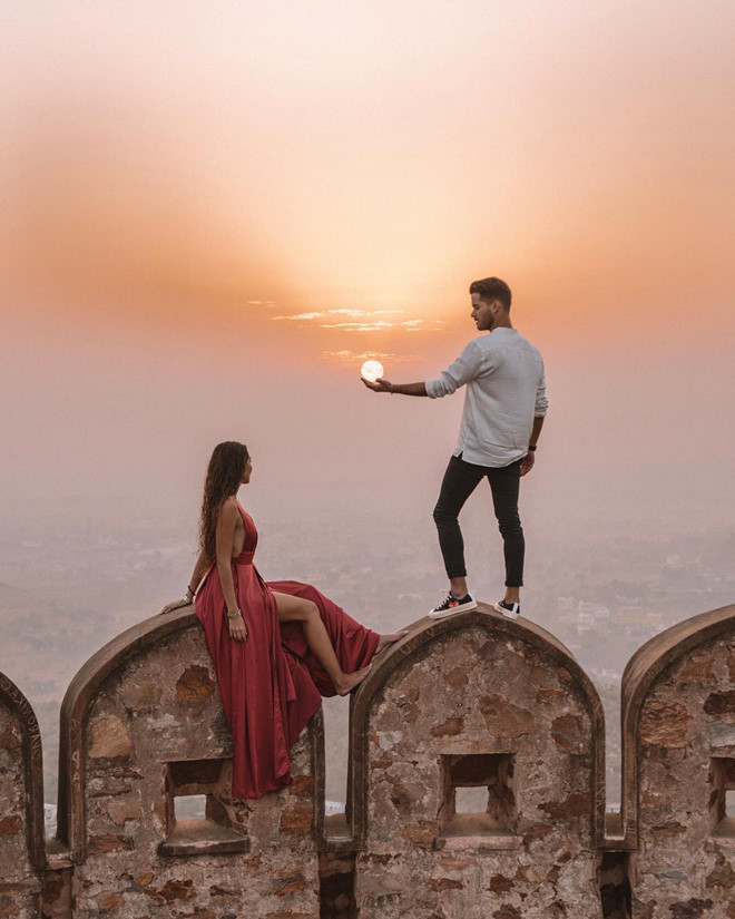 Doi tre bi chi trich vi du nguoi ra khoi tau de chup anh 