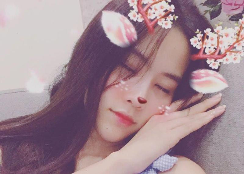 Người đẹp cho biết, cô phải thuyết phục rất nhiều, cố gắng làm hòa thì người chị sinh đôi - Nam Anh mới bỏ qua và dọn về sống chung một nhà với mình. Bởi trước đó, hai người từng giận tới mức không nhìn mặt nhau.