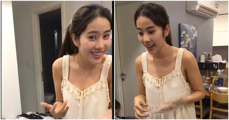 Diện tích eo hẹp nên người đẹp không dùng vách ngăn mà để phòng khách và phòng ăn liền kề và lựa chọn nội thất đơn giản.