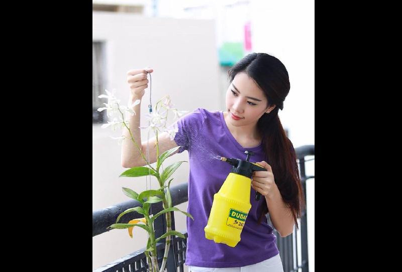 Phía ngoài ban công rất nhiều loại hoa khoe sắc.