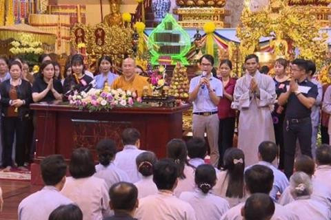 Bác sĩ Nguyễn Hồng Phong (cầm mic) tại buổi pháp thoại