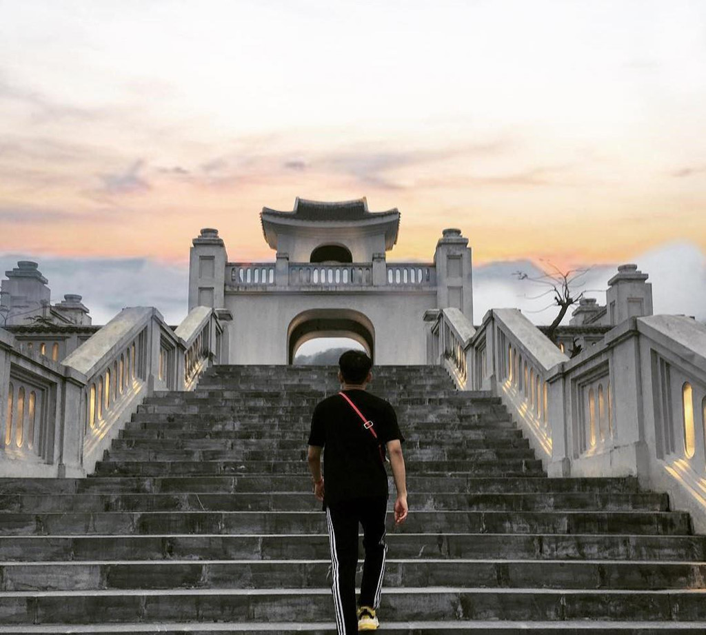 Địa điểm này được coi là một trong những ngôi chùa linh thiêng nhất Việt Nam. Hàng năm, đặc biệt vào mùa xuân, rất nhiều du khách thập phương sẽ đến đây để đi lễ, cầu bình an. Ngoài ra, khu di tích cũng là điểm thu hút giới trẻ bởi phông nền lên hình sống ảo tuyệt đẹp. Ảnh: Chrisbin97.