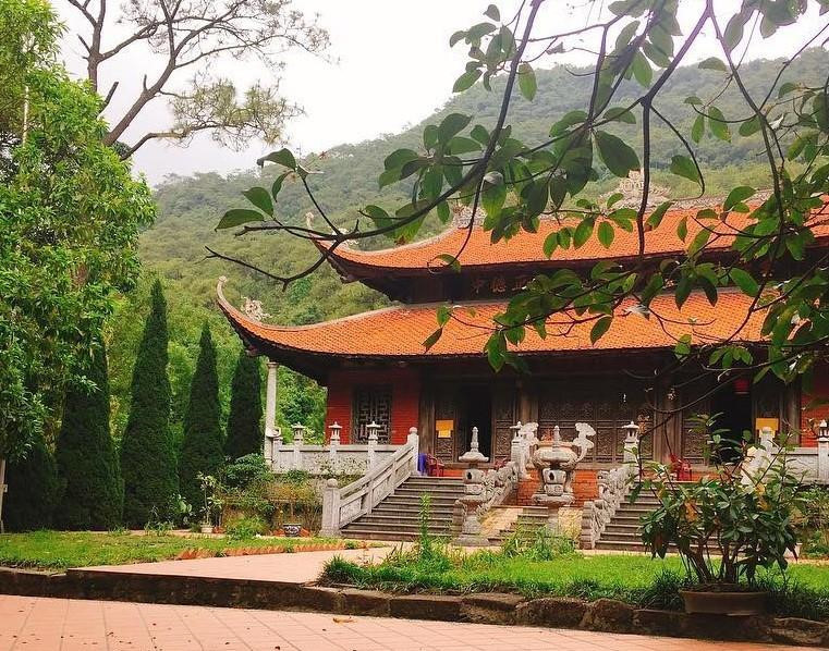 Chùa Lôi Âm: Chùa Lôi Âm tọa lạc ở khoảnh đất bằng phẳng, rộng lớn, như một cao nguyên thu nhỏ bên sườn núi ở phường Đại Yên, thành phố Hạ Long. Không chỉ nổi tiếng bởi sự linh thiêng, cổ kính, ngôi chùa còn hấp dẫn du khách bởi phong cảnh hữu tình, nên thơ. Ảnh: Liinachen0711.