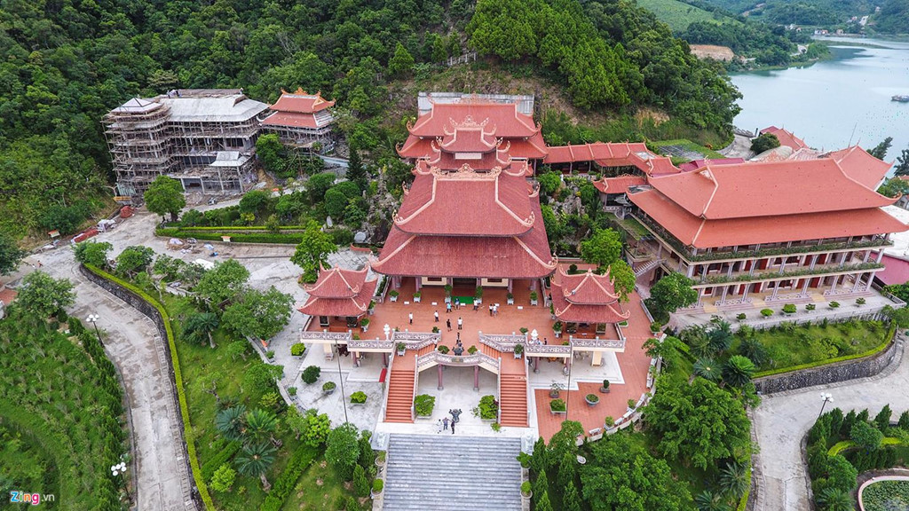 Với thế lưng tựa núi, mặt giáp biển, chùa Cái Bầu hiện ra hết sức ấn tượng với bức tranh sơn thủy hữu tình đẹp tựa chốn bồng lai. Đứng trước khung cảnh nên thơ với góc sân nhỏ đầy cây xanh, hòa cùng tiếng chuông uy nghiêm, tiếng gió rì rào từ biển, du khách sẽ cảm nhận được sự thanh tịnh, an lạc. Ảnh: Quỳnh Trang.