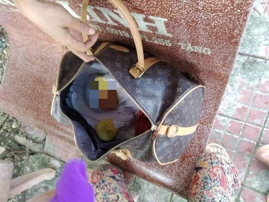 Nu chu tich phuong noi ve nhom nguoi quy lay truoc nha xin lai con