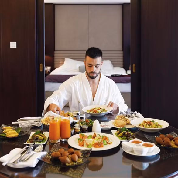 Mới đây, Matthew Lepre - tỷ phú tự thân 26 tuổi người Australia là nhân vật được tờ Dailymail nhắc đến khi đăng tin tuyển trợ lý với mức lương vô cùng hấp dẫn. Chàng tỷ phú 9X cần tuyển một trợ lý tham gia cùng anh vào các chuyến công tác nước ngoài, đi du lịch và "hưởng thụ" cùng anh. Mức lương mà Matthew Lepre sẽ chi trả cho người ứng tuyển là 280.000 bảng Anh, tương đương hơn 850 triệu đồng một tháng.