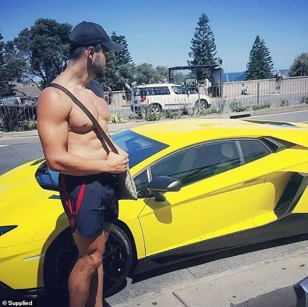 Người trợ lý cho tỷ phú 9X phải thông thạo máy tính, đa tác vụ, có hộ chiếu hợp lệ để đi ra nước ngoài, có thời gian tham gia các chuyến công tác ở các nước để tổ chức các buổi giảng dạy kinh doanh. Người trợ lý này sẽ được ở trong những khách sạn sang chảnh mà hoàn toàn miễn phí. Phúc lợi này đã thu hút hàng triệu thanh niên nộp đơn xin việc.