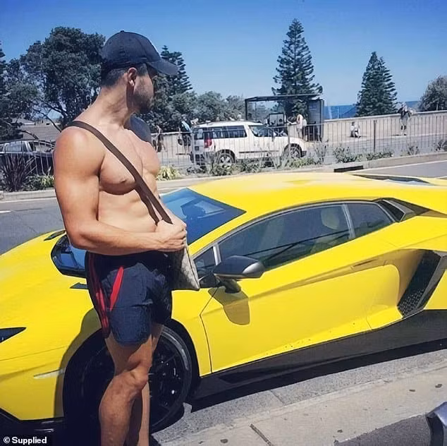 Người trợ lý cho tỷ phú 9X phải thông thạo máy tính, đa tác vụ, có hộ chiếu hợp lệ để đi ra nước ngoài, có thời gian tham gia các chuyến công tác ở các nước để tổ chức các buổi giảng dạy kinh doanh. Người trợ lý này sẽ được ở trong những khách sạn sang chảnh mà hoàn toàn miễn phí. Phúc lợi này đã thu hút hàng triệu thanh niên nộp đơn xin việc.