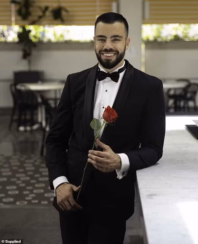 "Vừa làm việc vừa đi du lịch sẽ giúp tôi tận hưởng cuộc sống lý tưởng và tôi muốn trao cơ hội đó cho một người nữa. Tôi muốn tìm một người để tham gia vào tất cả các cuộc phiêu lưu của mình. Tôi yêu những gì mình làm và thích khám phá những địa điểm mới" - Matthew Lepre chia sẻ về quan điểm trong công việc của mình trên Dailymail.