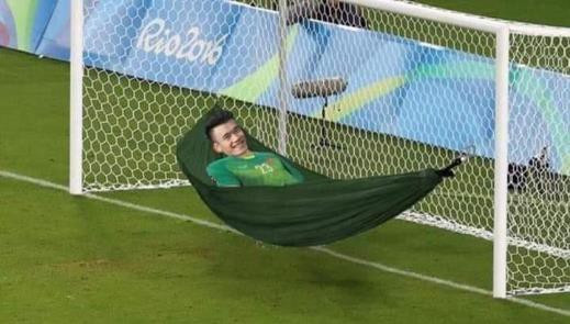 CĐM còn chế ảnh thủ môn Bùi Tiến Dũng nằm võng nhàn hạ xem trận bóng, vì phần lớn thời gian trái bóng lăn ở phần sân đối phương.