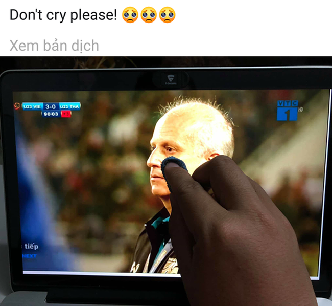 Một dân mạng chế ảnh lau nước mắt cho huấn luyện viên người Brazil của U23 Thái Lan.