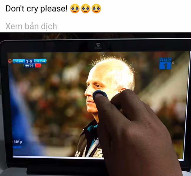 Một dân mạng chế ảnh lau nước mắt cho huấn luyện viên người Brazil của U23 Thái Lan.