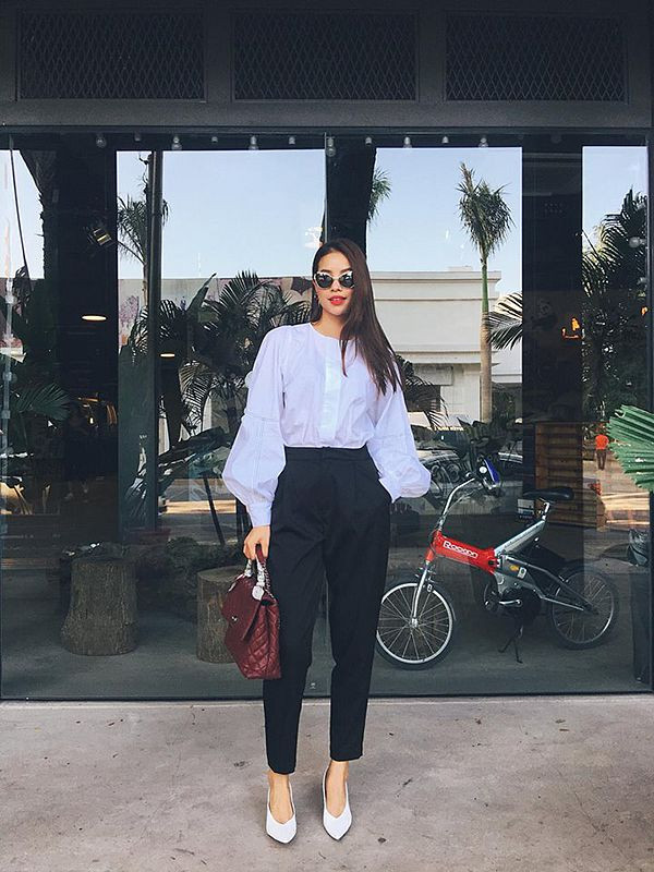 Phạm Hương lại chọn sơ mi tay phồng để kết hợp cùng quần âu ống côn màu sắc tương phản nhằm giúp mình thể hiện vẻ đẹp hiện đại và thanh lịch. Người đẹp cũng không quên hoàn thiện set đồ bằng mẫu túi Chanel tông màu đỏ đậm sang trọng.