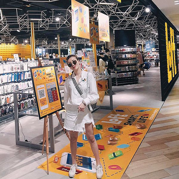 Ca sĩ Yến Nhi khoe nét trẻ trung khi áp dụng công thức phối đồ white on white với sơ mi, chân váy jean rách và giầy sneaker.