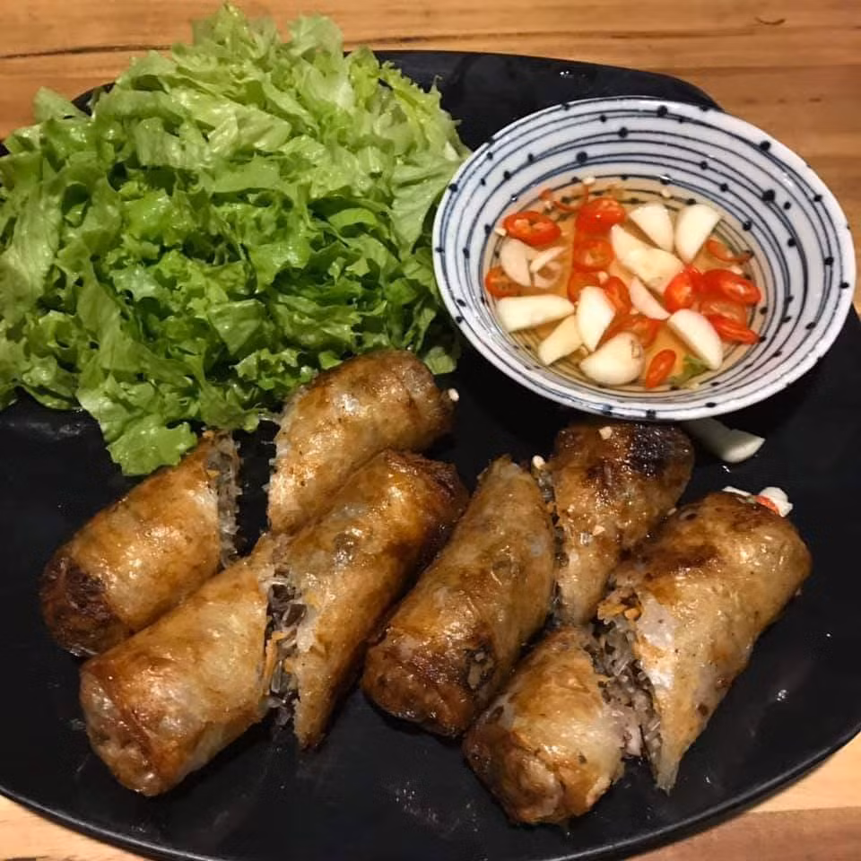 ... hay món nem rán truyền thống của Việt Nam.