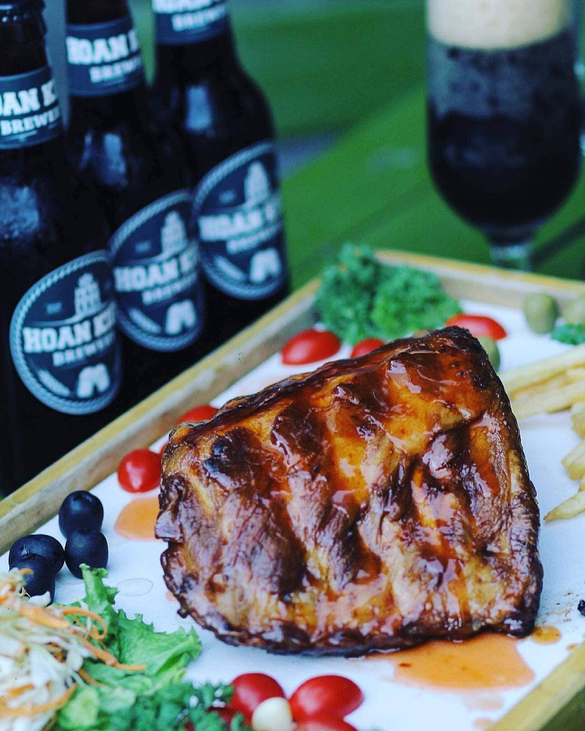 Bên cạnh hải sản xô, quán cũng phục vụ thêm những món ăn khác rất được lòng giới trẻ như sườn nướng...