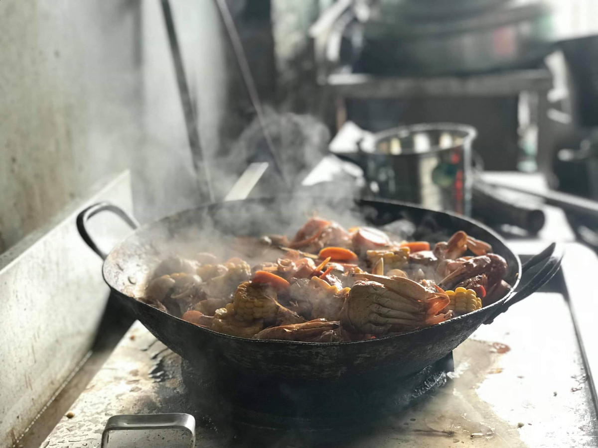 Hải sản kèm ngô, cà rốt và nước sốt sẽ được nấu chín trước khi cho ra xô.