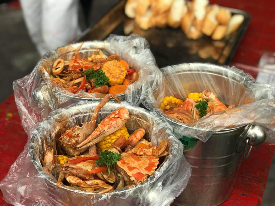 Điểm đặc biệt của hải sản xô là các món hải sản đều được bày trí trong một chiếc xô và khi thưởng thức sẽ “đổ ùm” lên mặt khay, ăn kèm với mì trần và bánh mì, nhìn là phát thèm.