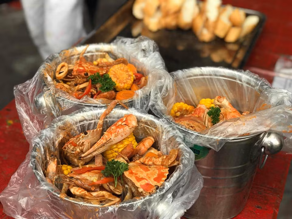 Điểm đặc biệt của hải sản xô là các món hải sản đều được bày trí trong một chiếc xô và khi thưởng thức sẽ “đổ ùm” lên mặt khay, ăn kèm với mì trần và bánh mì, nhìn là phát thèm.