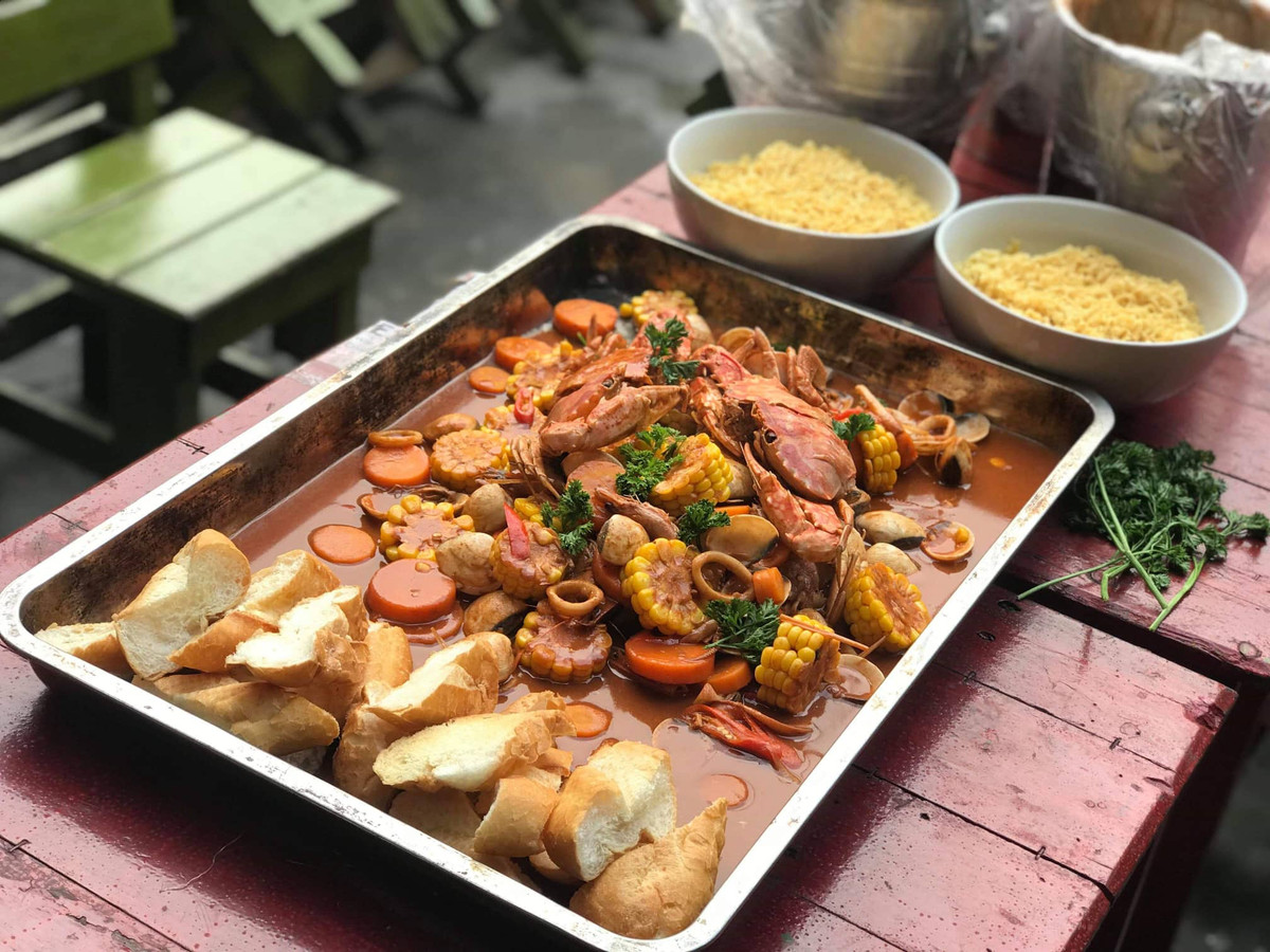 Cả 1 khay khổng lồ đầy ngập hải sản như: ghẹ, tôm, mực, sò huyết, ngao,… kèm với cà rốt, ngô ngọt được làm chín và ướp bởi 1 lớp nước sốt cay cay mặn mặn đậm đà ngon tuyệt vời.