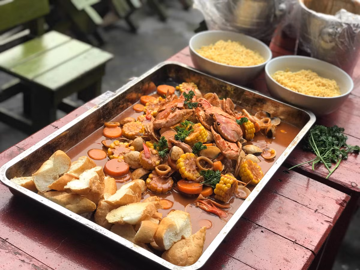 Cả 1 khay khổng lồ đầy ngập hải sản như: ghẹ, tôm, mực, sò huyết, ngao,… kèm với cà rốt, ngô ngọt được làm chín và ướp bởi 1 lớp nước sốt cay cay mặn mặn đậm đà ngon tuyệt vời.