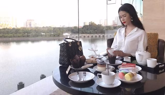 Kiều Yến không phủ nhận mình sinh ra trong gia đình khá giả, cũng không ghét các danh xưng "con nhà giàu" hay "rich kid" gắn với mình. Tuy nhiên, cô gái vừa bước qua tuổi 18 không muốn "đóng đinh" với hình tượng này.