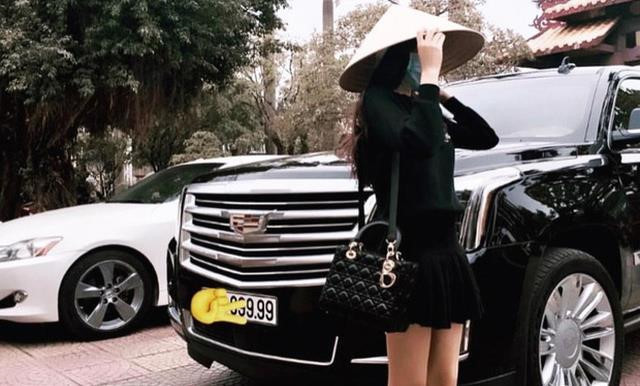 Bức ảnh Yến đội nón lá, khoe dáng bên chiếc cadillac được đăng tải trên Rich Kid of Vietnam, thu hút hàng ngàn lượt thích và chia sẻ từ cư dân mạng.