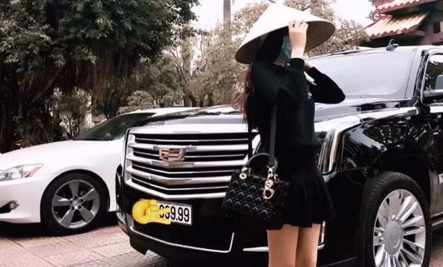 Bức ảnh Yến đội nón lá, khoe dáng bên chiếc cadillac được đăng tải trên Rich Kid of Vietnam, thu hút hàng ngàn lượt thích và chia sẻ từ cư dân mạng.