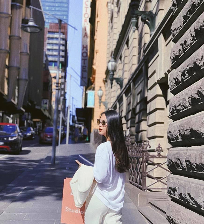 Từ năm 14 tuổi, cô nàng đã được bố mẹ cho đi nhiều nơi trên thế giới như: Pháp, Đức, Hà Lan, Monaco, Italy, Áo, Hàn Quốc, Trung Quốc, Singapore...