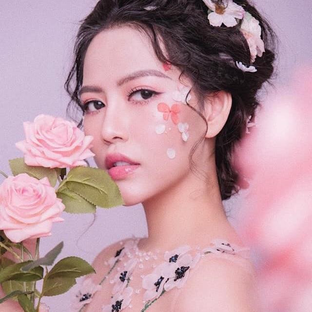 Những nơi cô ghé qua thường là resort 5 sao hoặc khách sạn dành cho giới thượng lưu. Ngoài ra, cô còn đam mê tìm hiểu về văn hoá và ẩm thực nơi mình đặt chân đến.