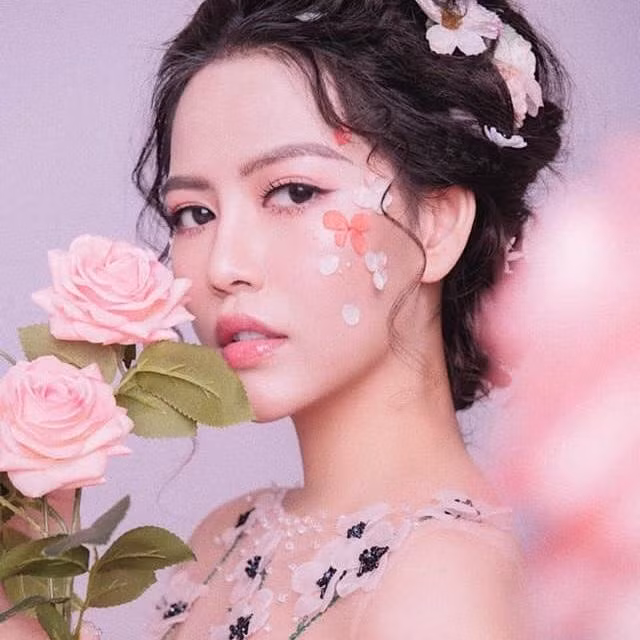 Những nơi cô ghé qua thường là resort 5 sao hoặc khách sạn dành cho giới thượng lưu. Ngoài ra, cô còn đam mê tìm hiểu về văn hoá và ẩm thực nơi mình đặt chân đến.