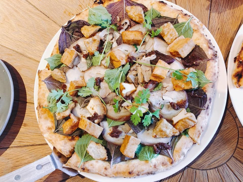 Phần đông mọi người tỏ thái độ phản đối loại pizza bún đậu mắm tôm này. Tài khoản M.N.Đ bình luận: "fan cứng của pizza và bún đậu, nhưng nhìn sự kết hợp này tự dưng thấy buồn nôn".