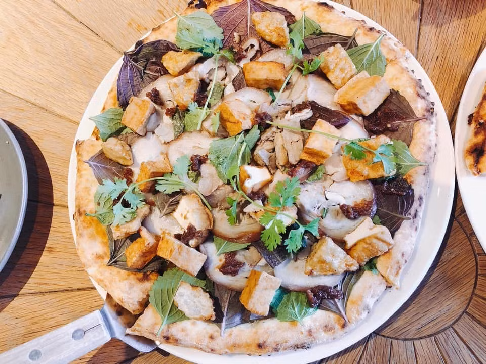 Phần đông mọi người tỏ thái độ phản đối loại pizza bún đậu mắm tôm này. Tài khoản M.N.Đ bình luận: "fan cứng của pizza và bún đậu, nhưng nhìn sự kết hợp này tự dưng thấy buồn nôn".