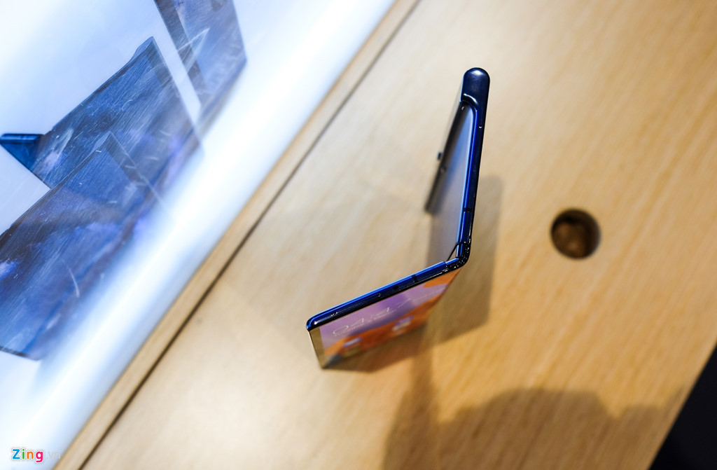 Huawei Mate X có độ mỏng ấn tượng 5,4 mm khi mở ra và 11 mm khi gập.