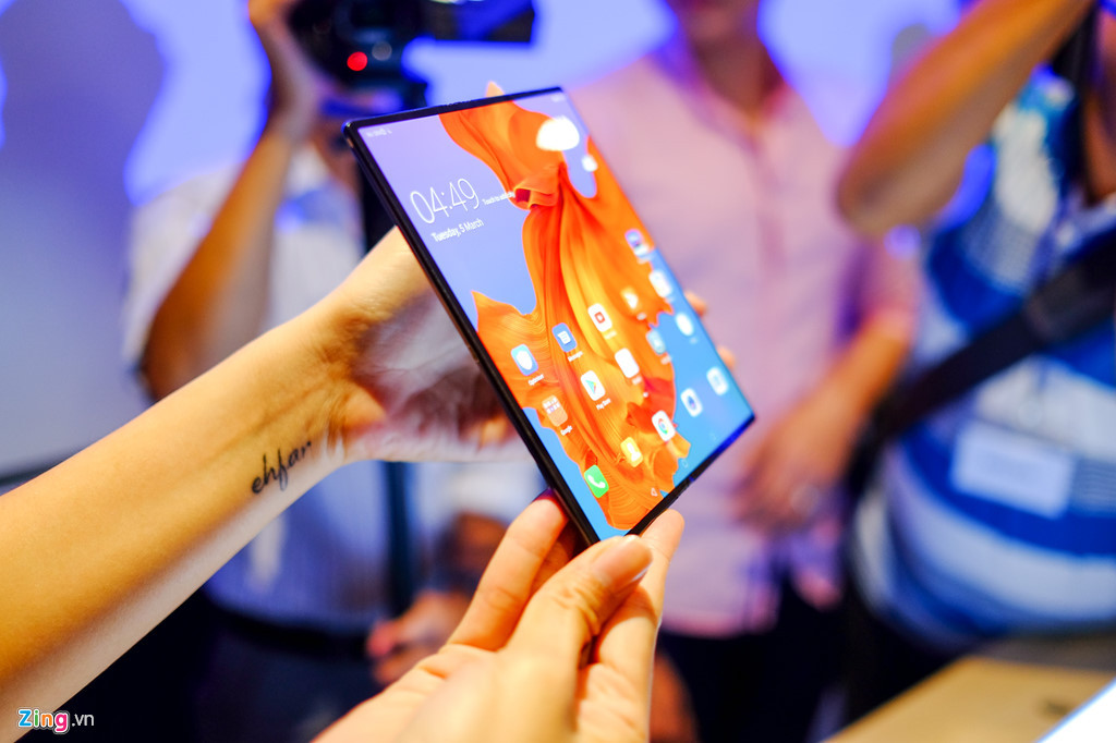 Máy được chạy sẵn trên hệ điều hành Android 9.0 với giao diện EMUI 9.1. Ngoài ra, Mate X cũng hỗ trợ 2 SIM.