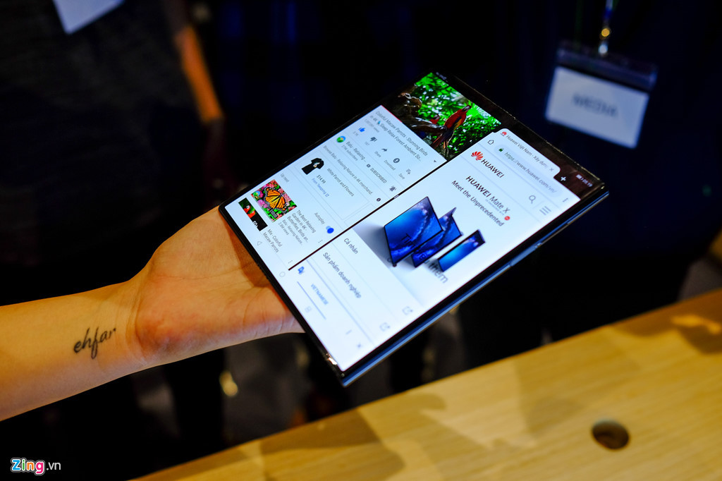 Mate X có màn hình lớn 8 inch khi mở ra, bạn có thể dùng tính năng chia đôi màn hình, để trải nghiệm 2 ứng dụng cùng lúc như vừa xem phim, vừa lướt web...