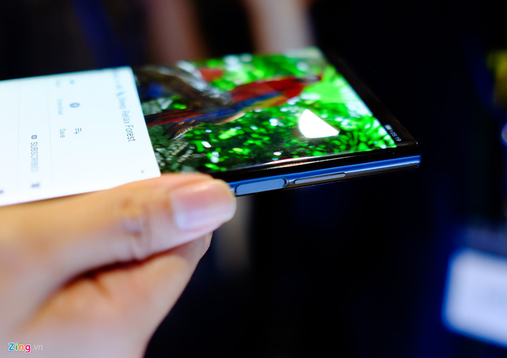 Phím nguồn bên cạnh phải của Mate X được làm khá lớn, tích hợp cảm biến vân tay một chạm.