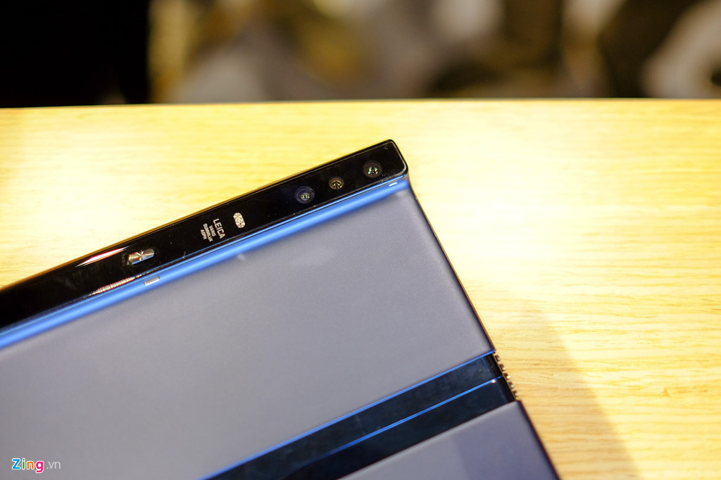 Mặt lưng của máy chứa cụm 3 camera hợp tác với Leica. Trong đó có một ống kính thường 40 MP, khẩu độ f/1.8, một camera telephoto 8 MP khẩu độ f/2.4 và một góc siêu rộng 16 MP, f/2.2.