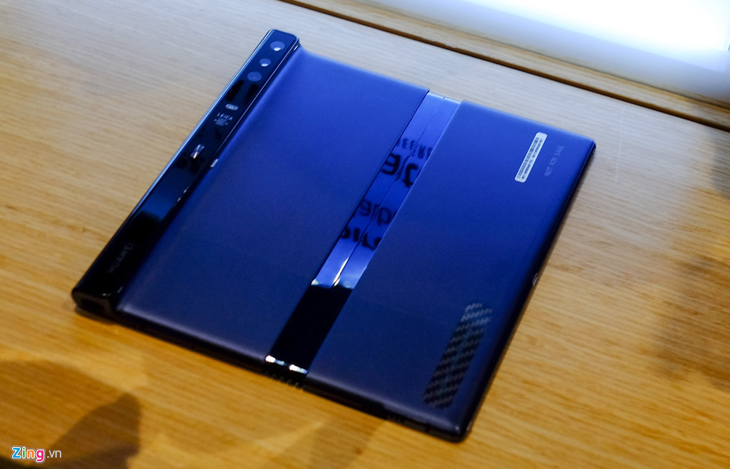 Máy được trang bị 2 viên pin. Dung lượng tổng của 2 viên pin là 4.500 mAh.