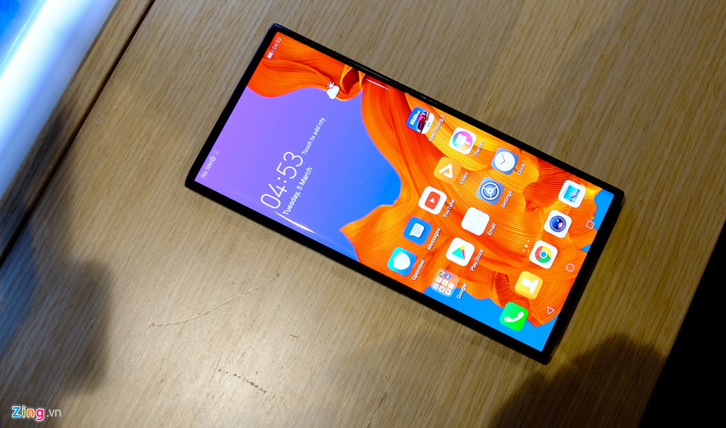 Khi gập lại, phần màn hình phía trước có kích thước 6,6 inch, tỷ lệ 19,5:9, độ phân giải 2.480 x 1.148 pixel.