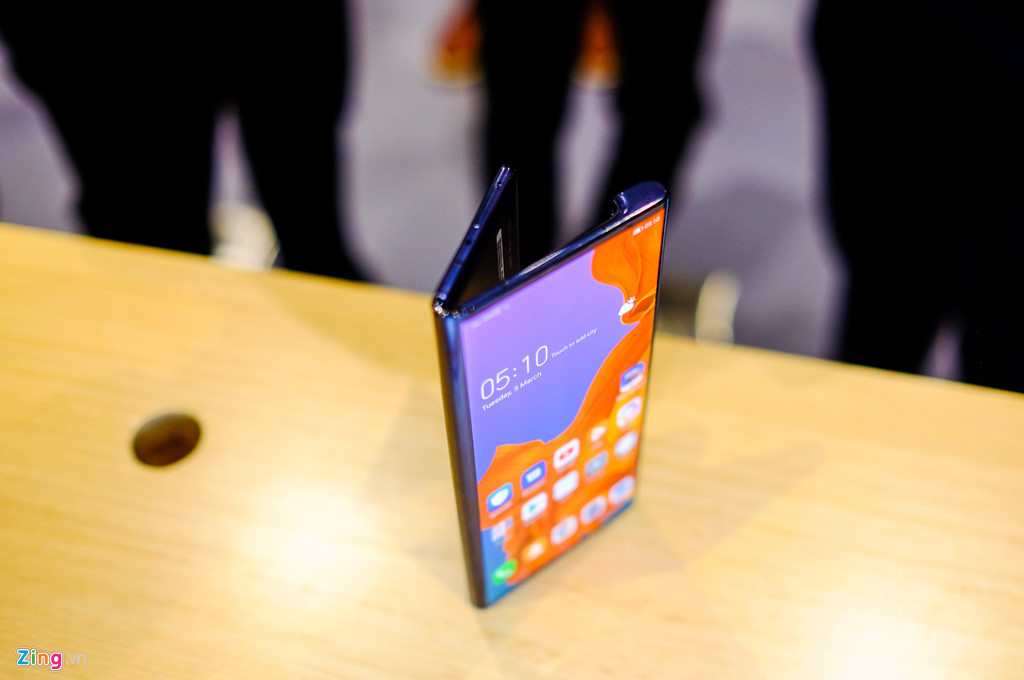 Người dùng có thể dễ dàng gập và mở màn hình của máy. Các hiệu ứng chuyển cảnh trên model này diễn ra nhanh chóng và không có độ trễ.