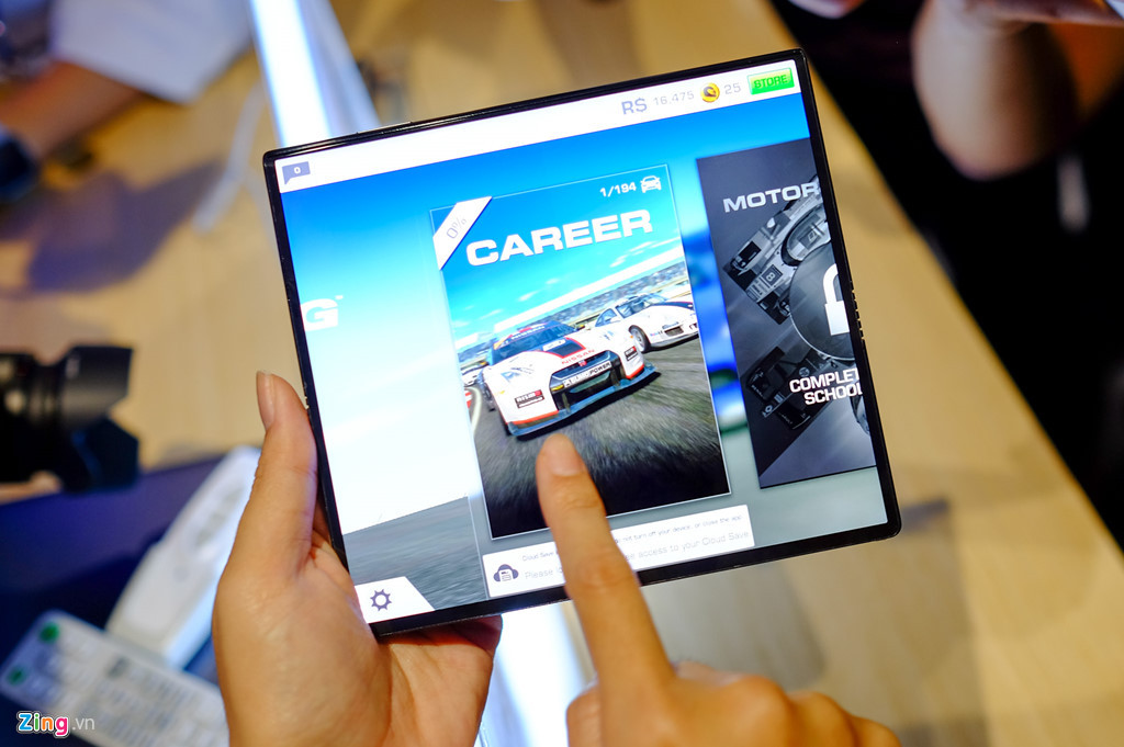 Mate X sử dụng bộ xử lý Kirin 980, 8 GB RAM và 512 GB bộ nhớ trong. Đây cũng là chiếc smartphone đầu tiên của hãng hỗ trợ công nghệ 5G.