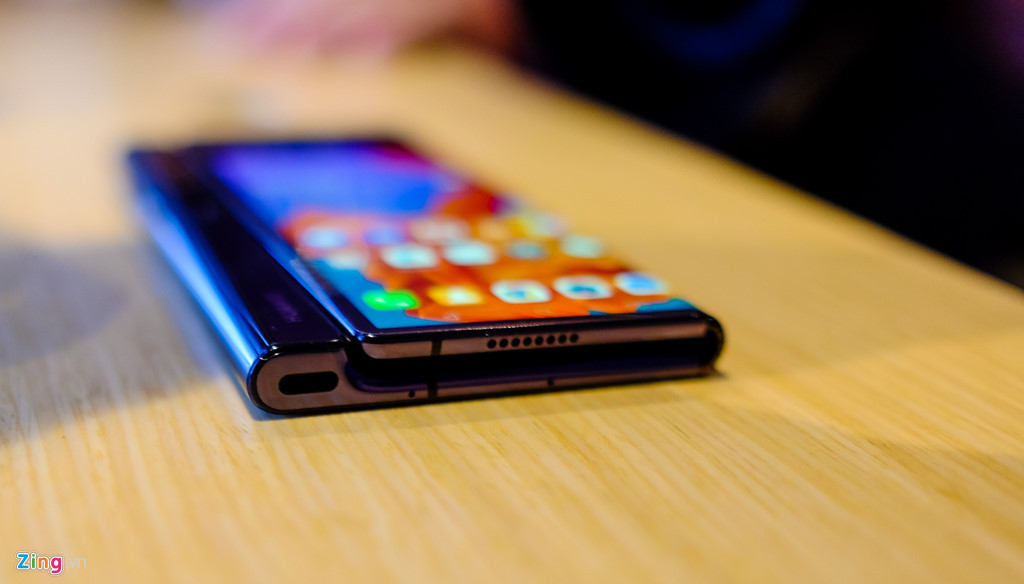 Ở phía dưới của máy là cổng USB-C, hỗ trợ công nghệ sạc nhanh 55 W của Huawei, cho phép sạc 85% trong 30 phút.