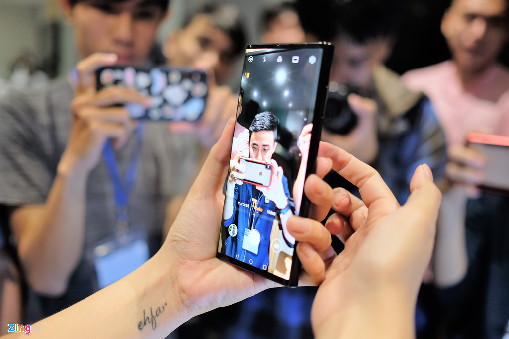 Giao diện chụp ảnh của máy khá giống Mate 20 Pro với chế độ chụp xóa phông, AI... Và do sử dụng cơ chế gập với 2 màn hình, bạn có thể dùng camera chính để chụp selfie.