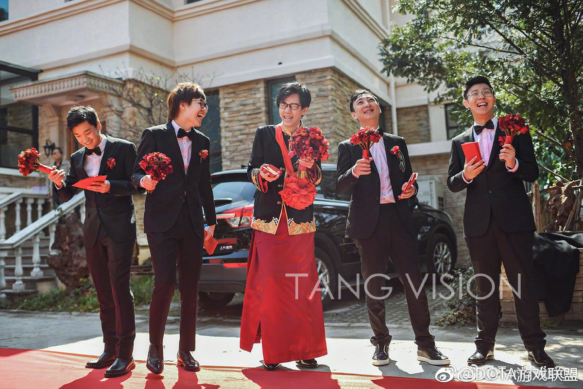 Nhiều trang báo mạng Trung Quốc đã chia sẻ loạt ảnh chụp trong đám cưới khủng này. Đặc biệt, không chỉ tham gia làm phù rể, thiếu gia Vương Tư Thông còn tặng cô dâu chú rể một chiếc xe Rolls Royce làm quà cưới. Được biết, chú rể trong đám cưới này tên là Ngũ Thanh, còn cô dâu là Cát Tiểu Duẫn. Cặp đôi này đều là những nhân vật có tiếng tăm trong cộng đồng mạng Trung Quốc và đều rất giàu có.